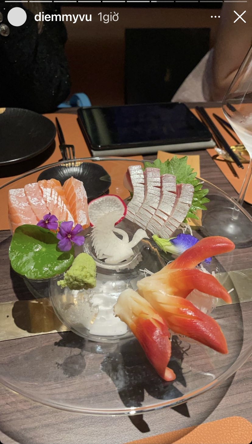 ... còn đây là những miếng sashimi tươi ngon và bổ dưỡng cho bữa tối của cô diễn viên 9X này.
