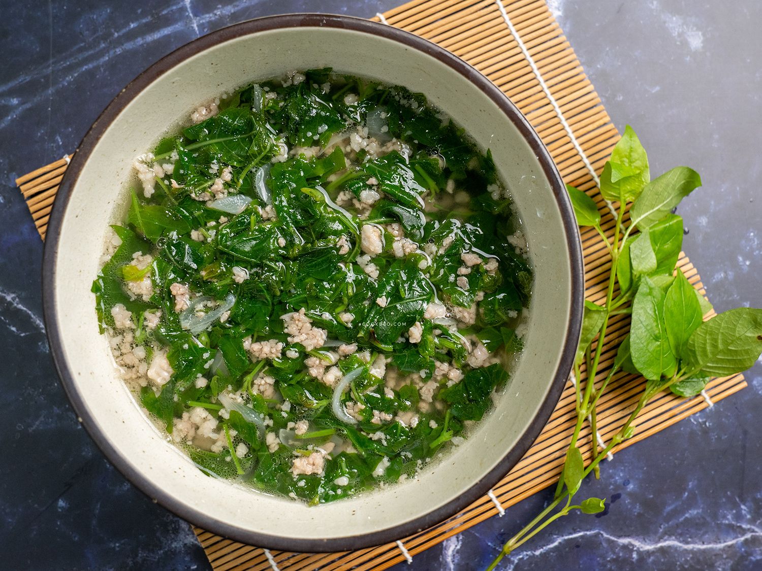 Cách nấu canh rau ngót thịt băm nhanh gọn, thanh mát cho bữa cơm gia đình