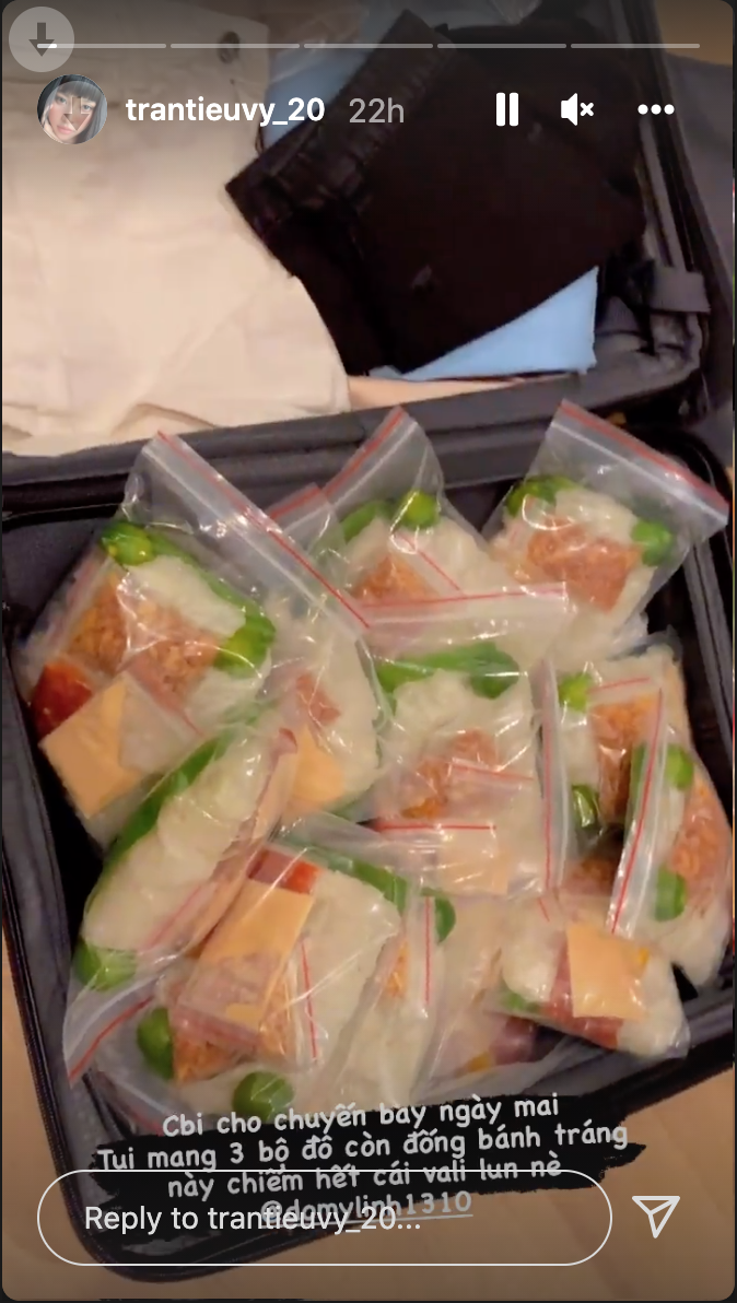 Trước chuyến bay ra Hà Nội, Tiểu Vy chỉ mang theo 3 bộ quần áo và một va-li bánh tráng 'siêu to khổng lồ' để tặng cho bạn bè.