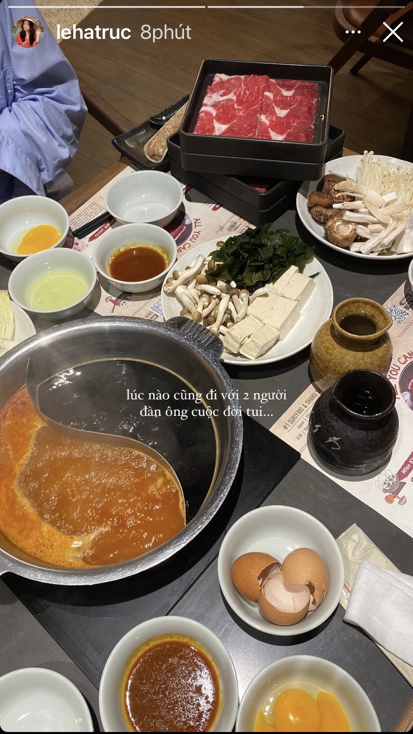 Travel Blogger Lê Hà Trúc và bữa lẩu nghi ngút khói ngày chủ nhật. Nhìn topping ăn kèm như thịt bò, nấm, đậu hũ, trứng... trên bàn là đủ thấy được độ 'chất lượng' của món ăn rồi.