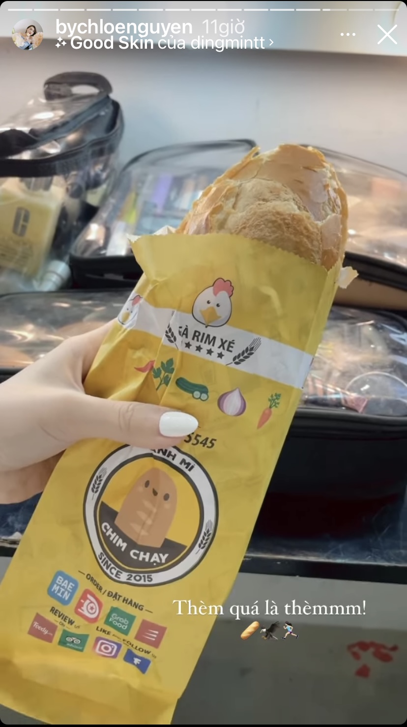 Vì đã quá thèm nên beauty blogger Chloe Nguyễn đã nhanh tay order ngay một chiếc bánh mì gà rim xé về thưởng thức.