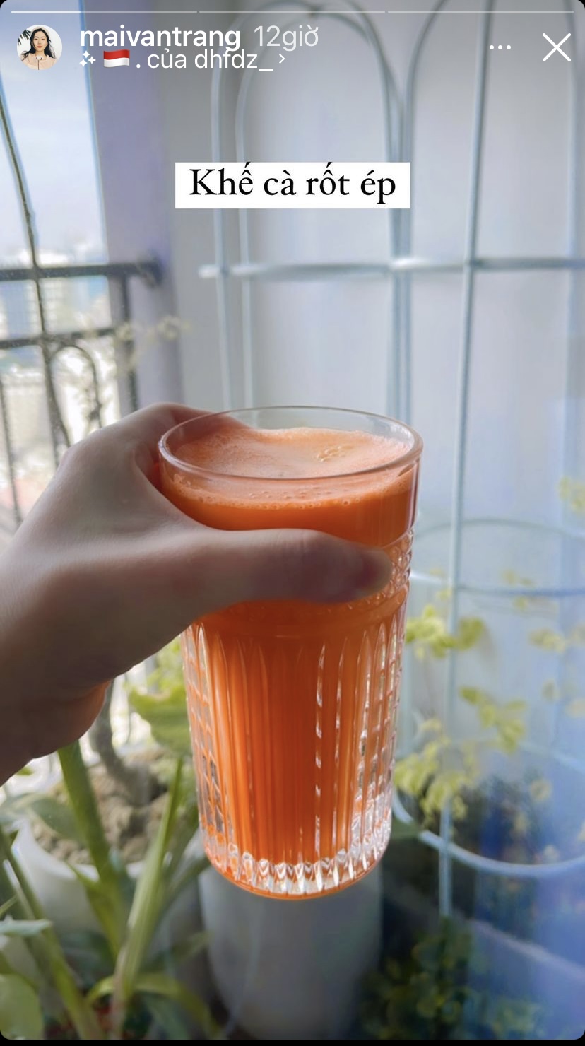 Beauty blogger Mai Vân Trang bắt đầu buổi sáng bằng một ly nước khế cà rốt ép.