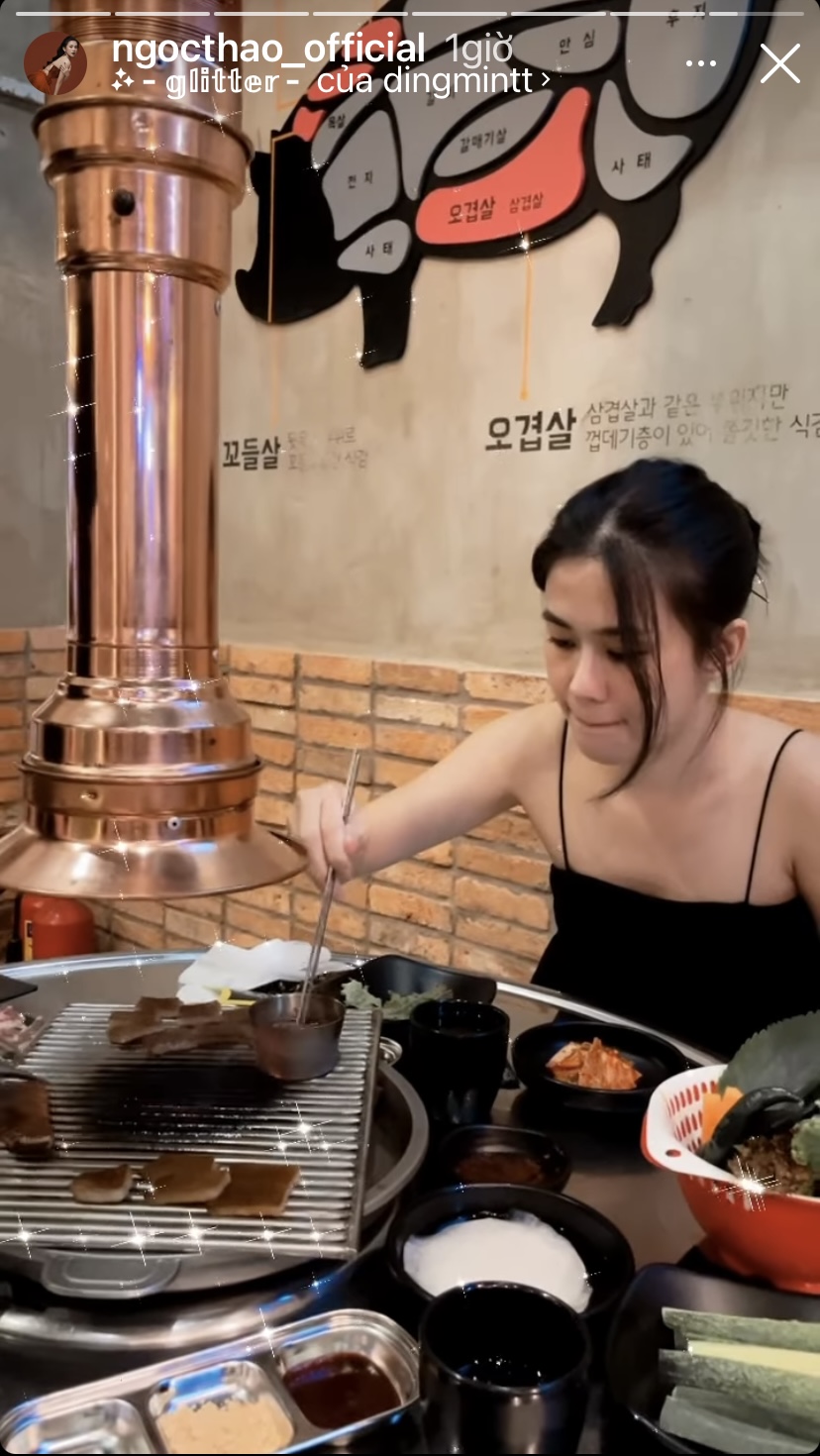 Hot girl Ngọc Thảo có món da heo nướng trong bữa tụ tập bạn bè ngày thứ tư.