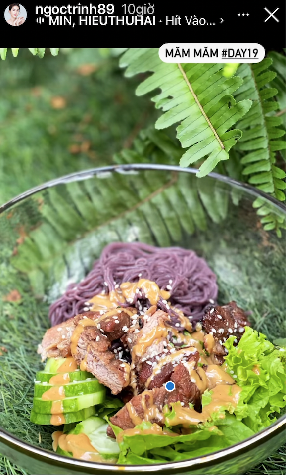 Bữa ăn ngày thứ 19 trong hành trình 'giảm cân' của Ngọc Trinh là món bún gạo lứt thịt nướng sốt bơ đậu phộng 'ăn hoài không lo tăng cân'.