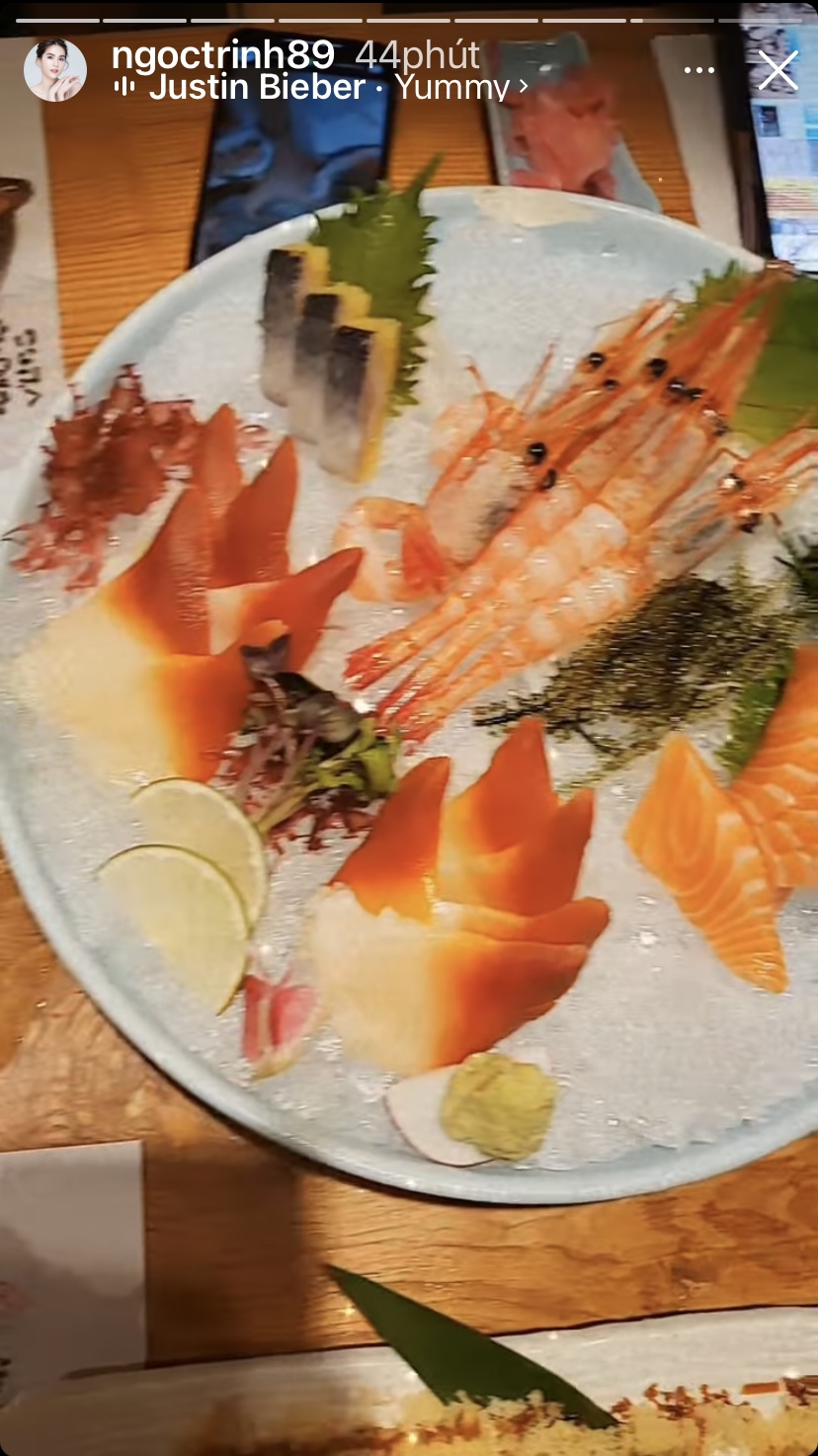... thì Ngọc Trinh còn chia sẻ trên trang cá nhân món sushi và tôm tươi sống.