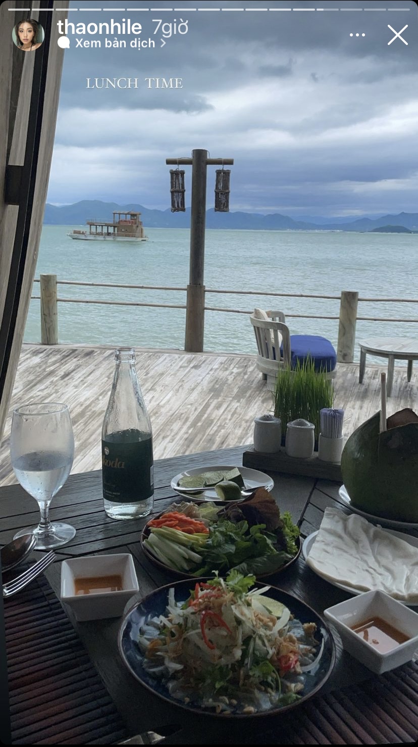 Rich Kid Lê Thảo Nhi và bữa ăn nhẹ với view biển lãng mạn của vịnh Ninh Vân, Nha Trang.