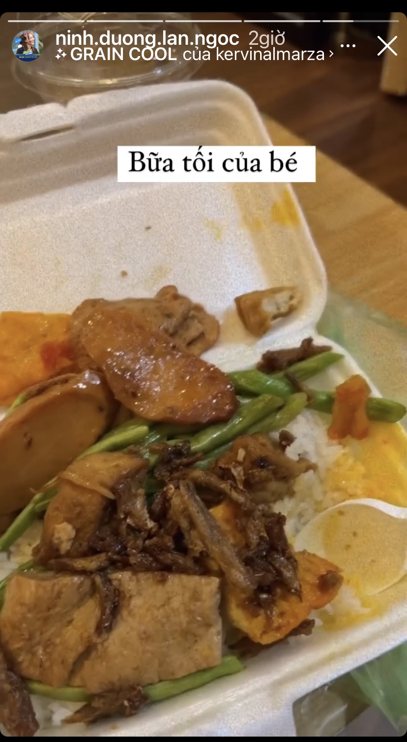 Bữa tối ngày thứ 7 của diễn viên Ninh Dương Lan Ngọc chỉ là một hộp cơm phần đơn giản.