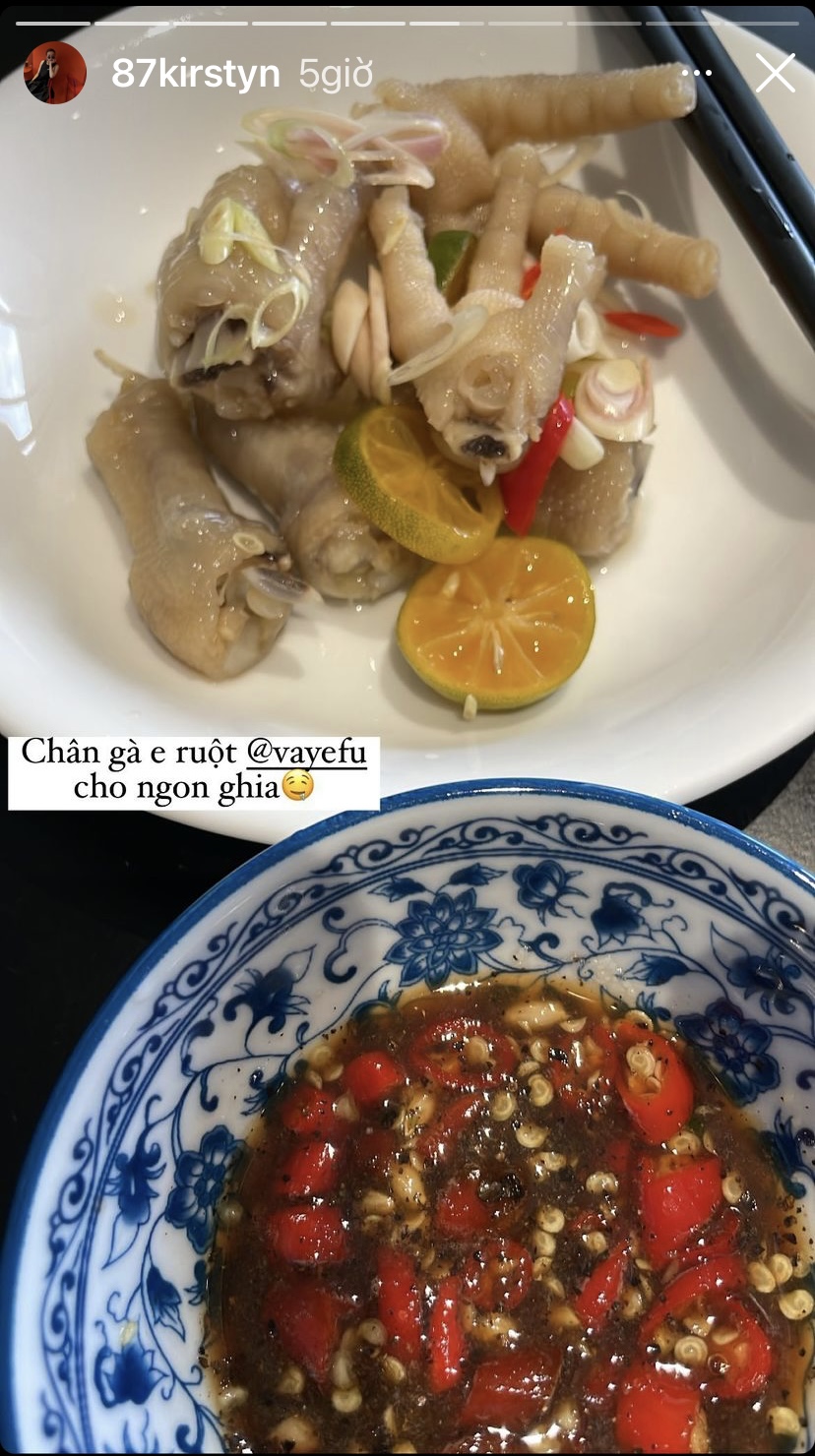 Món chân gà ngâm sả tắc giòn ngon ăn cùng nước chấm cay là món ăn xuất hiện trên bàn ăn nhà Yến Trang - Yến Nhi hôm nay.