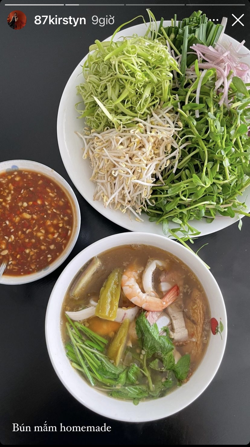 Dù là bát bún mắm homemade nhưng Yến Trang - Yến Nhi vẫn chuẩn bị rau sống và nước chấm ăn kèm đầy đủ không kém ngoài tiệm.
