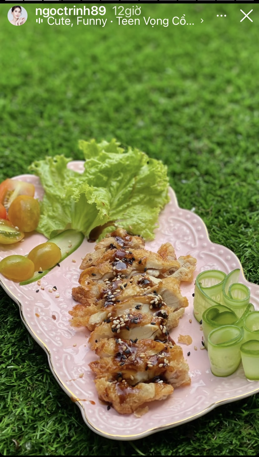 Chỉ với nguyên liệu dễ tìm là gà và một số gia vị như sốt, tương Nhật, đường... Ngọc Trinh đã có ngay một đĩa gà chiên kiểu Nhật cho bữa ăn ngày thứ 24 của hành trình 'giảm cân giữ dáng'.