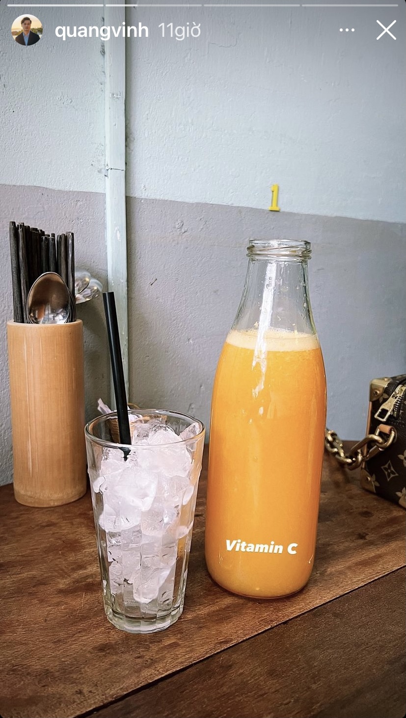 Ca sĩ Quang Vinh hôm nay đã bổ sung vitamin C bằng một chai nước cam 'siêu to'.