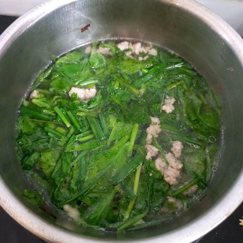 Sau khi xào thịt băm thì cho nước và rau vào nấu canh.