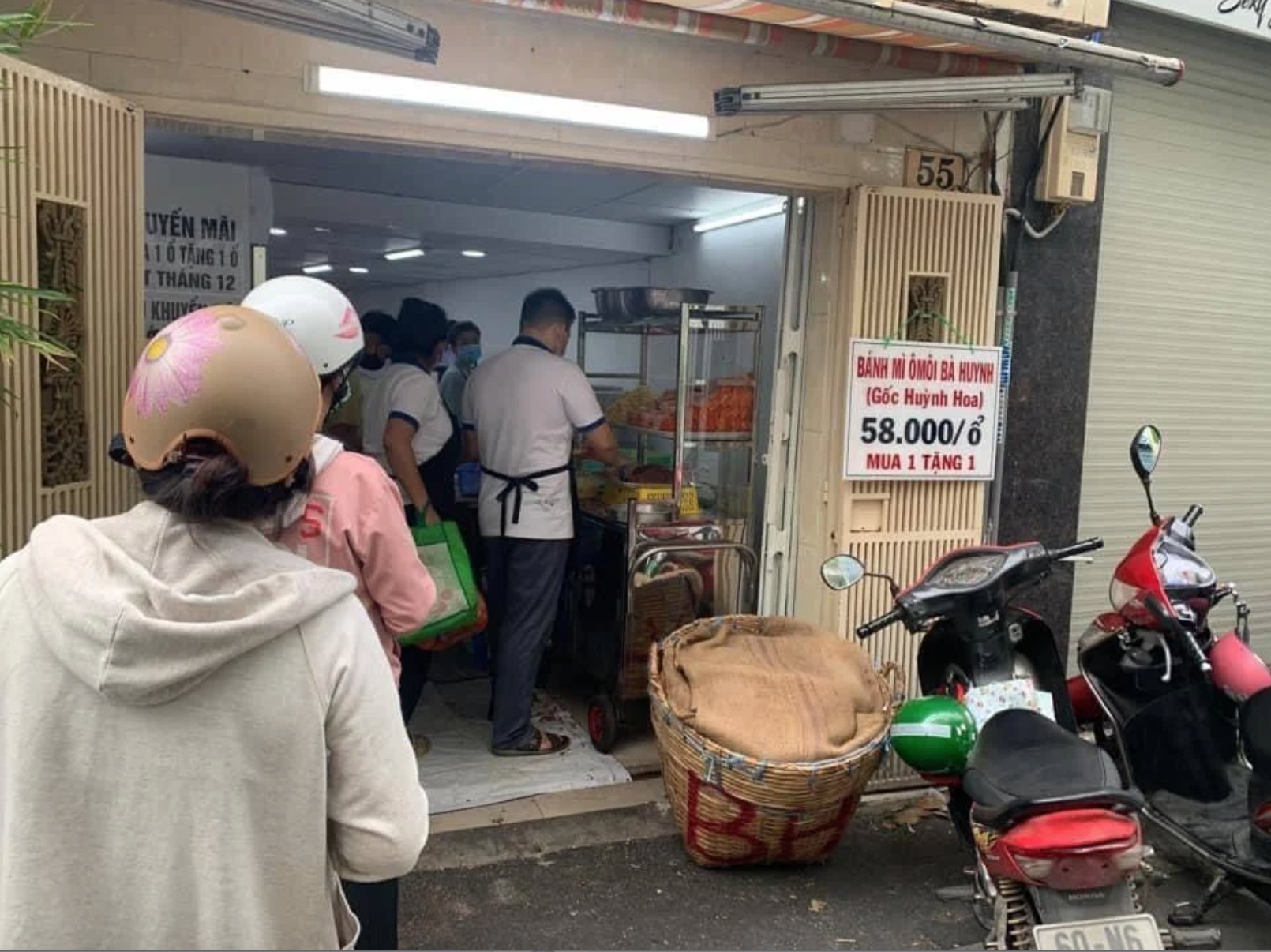 ... còn đây là dòng người đang xếp hàng chờ mua bánh mì Ômôi Bà Huynh tại địa chỉ số 55, đường số 4, cư xá Đô Thành, quận 3.