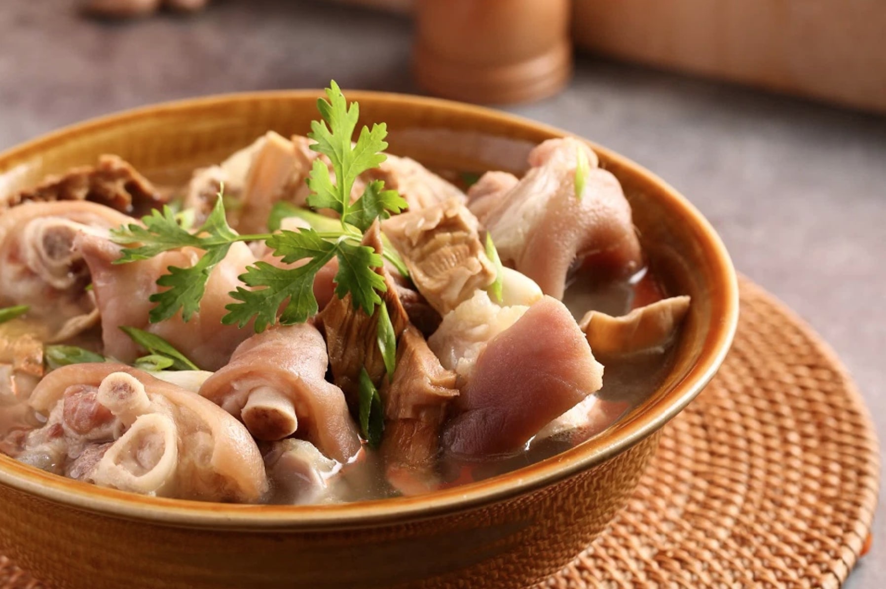 Cách nấu canh măng khô móng giò heo bổ dưỡng, cực hợp với bữa cơm đầu đông