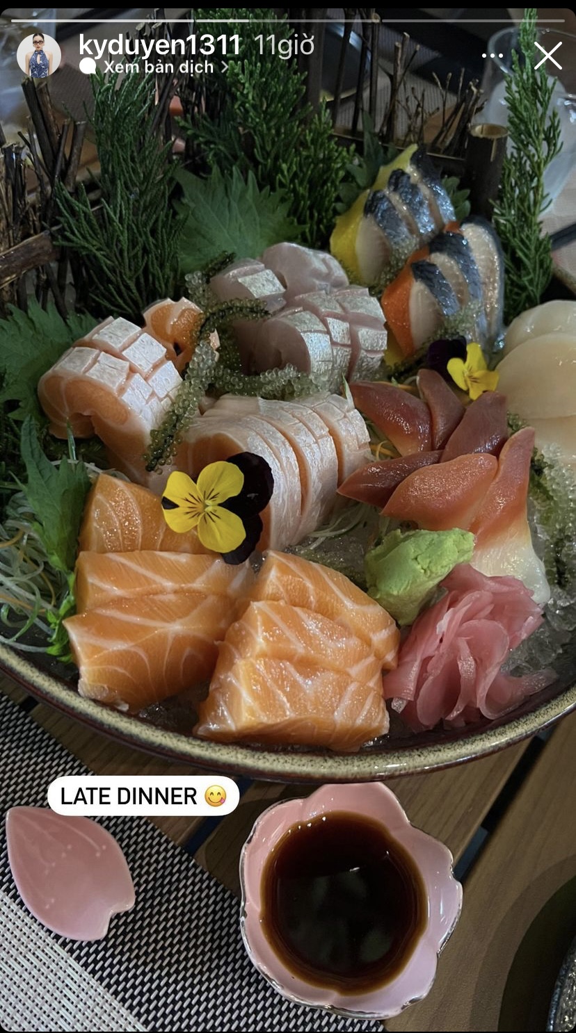 Cũng giống Thuý Ngân, hoa hậu Kỳ Duyên và người bạn thân Minh Triệu cũng chọn sashimi làm bữa ăn muộn cho đêm Noel năm nay.