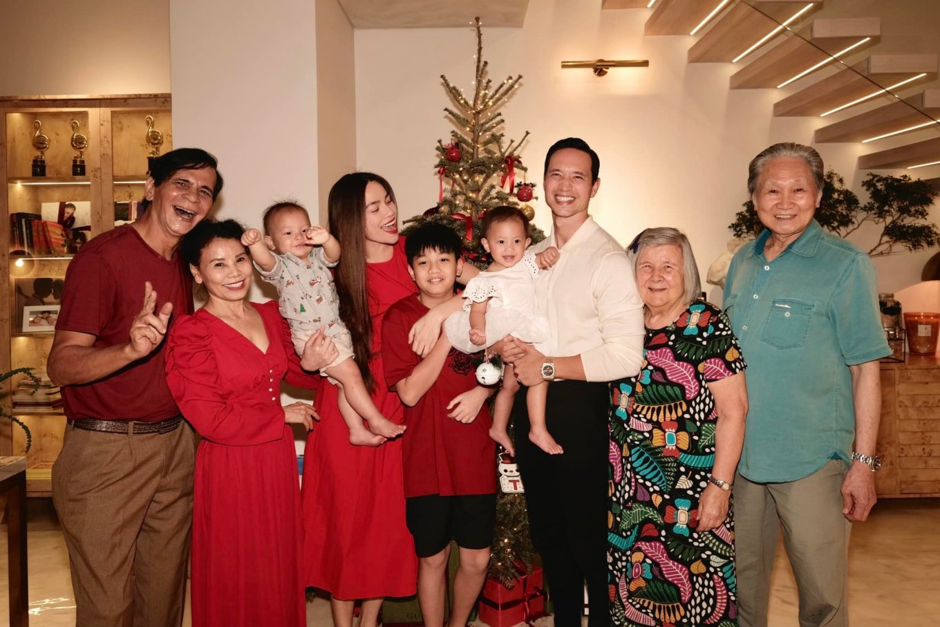 Bữa tiệc Noel với đầy đủ hai bên nội ngoại của gia đình Hồ Ngọc Hà.
