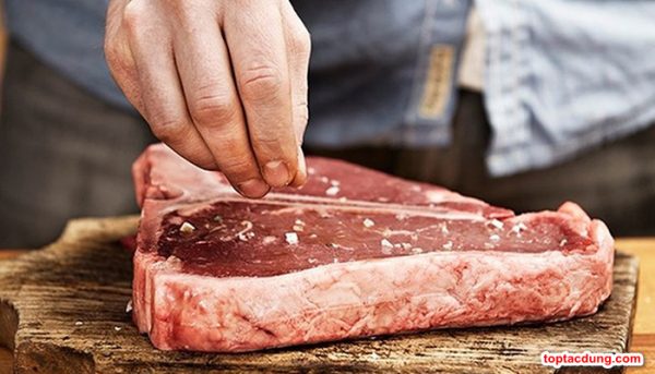 Khi ướp thịt với muối, bạn cần đảm bảo về mặt miếng thịt khô hoàn toàn.