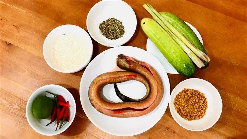 Một số nguyên liệu chính để làm món lươn nướng muối ớt.
