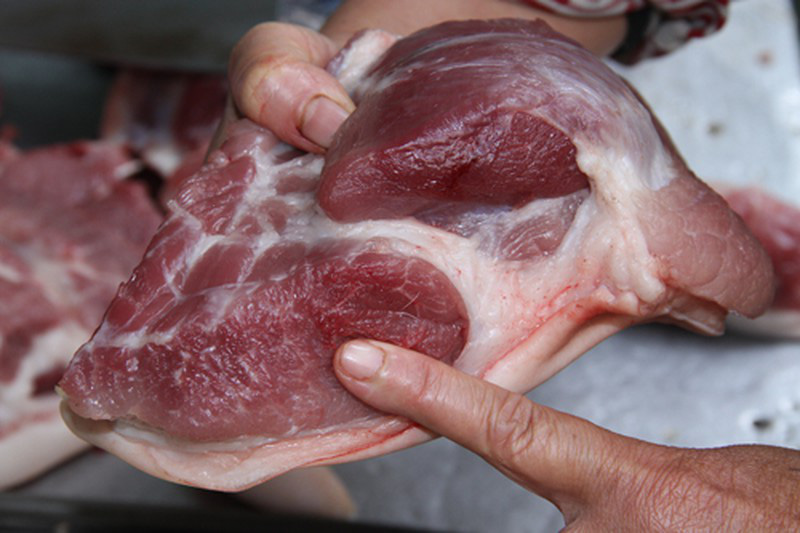 Khi chọn thịt, bạn có thể ấn nhẹ vào miếng thịt để xem độ đàn hồi.