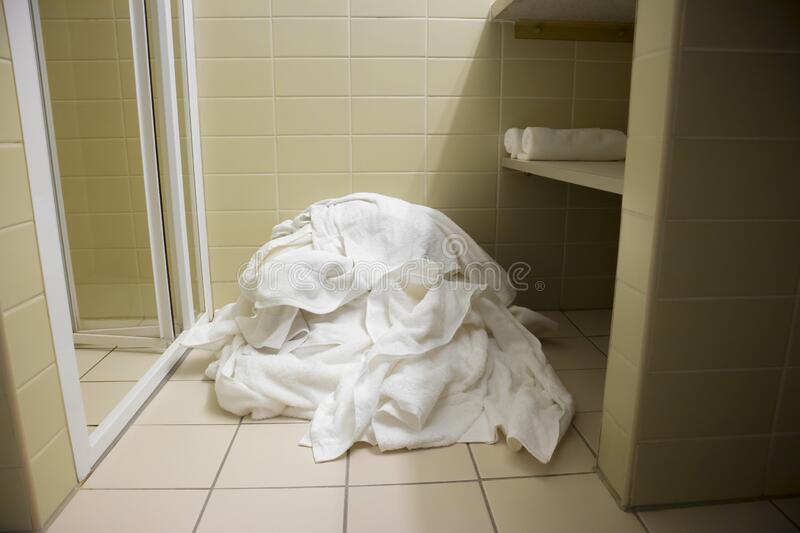 Thay vì gấp gọn khăn bẩn, bạn có thể để gọn khăn bẩn vào một góc trong phòng tắm.