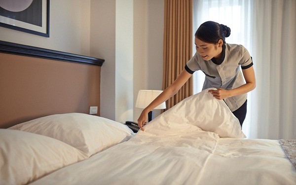 Bạn không cần phải gấp lại chăn trước khi rời khỏi phòng khách sạn.