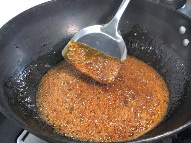 Đun nóng đường để nấu nước hàng kho sườn.