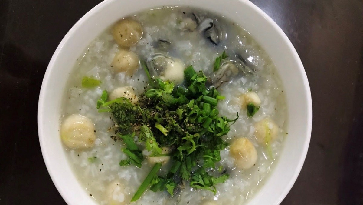 Cách nấu cháo hàu nấm rơm đơn giản, chỉ một loáng là có bát cháo bổ dưỡng cho bữa sáng