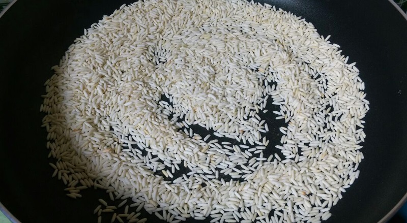 Rang gạo trước khi nấu cháo để cháo thơm hơn, gạo nấu nhanh nhừ nhưng không nát.