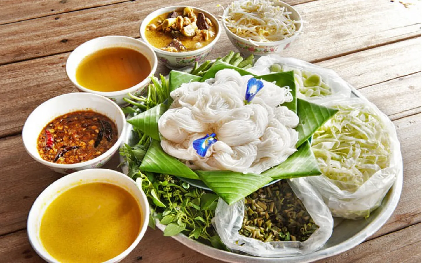 Nom banh chok, món bún cà ri cá được mệnh danh là “quốc hồn quốc tuý” của ẩm thực Campuchia - Ảnh 1