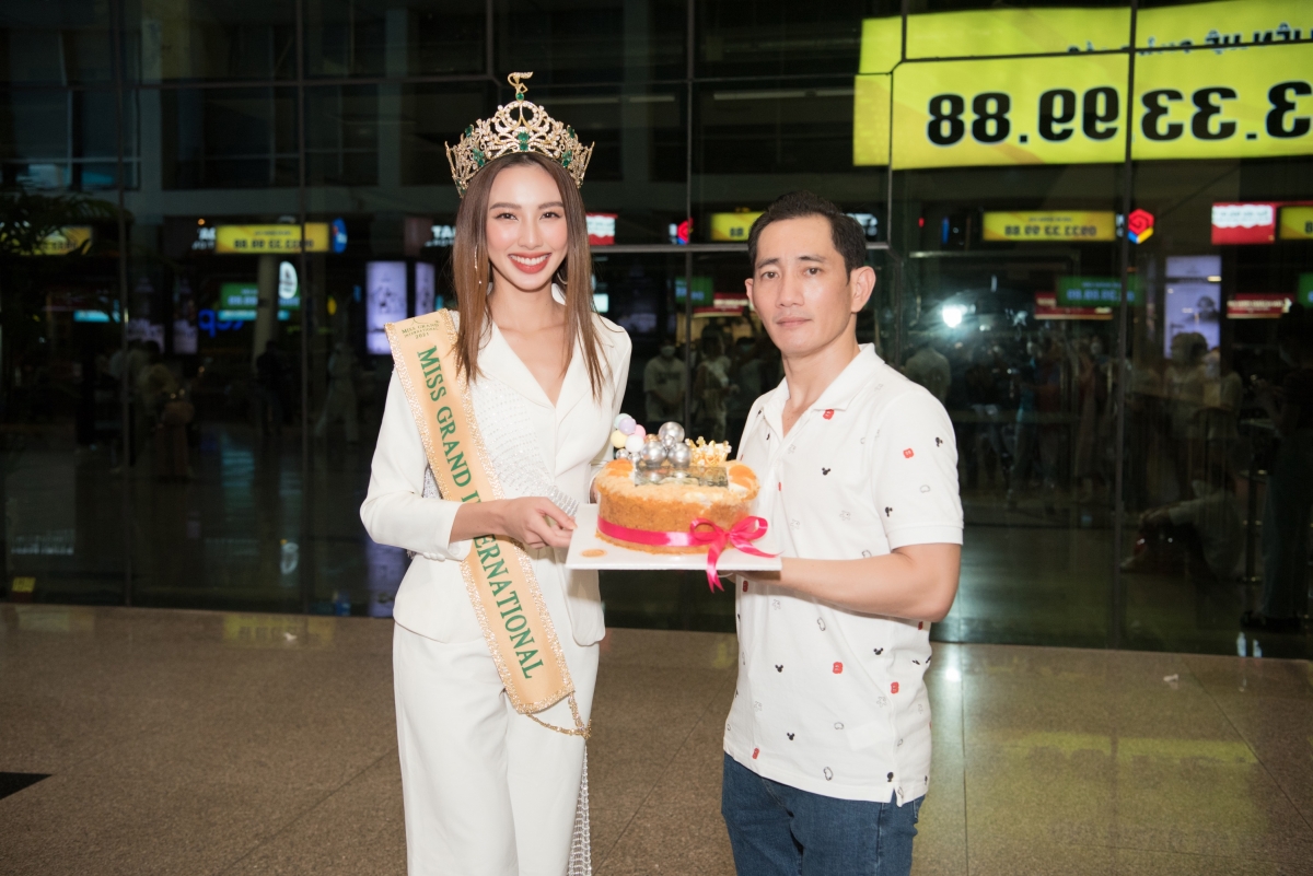 Thuỳ Tiên được ba mang bánh bông lan trứng muối ra tận sân bay đón.