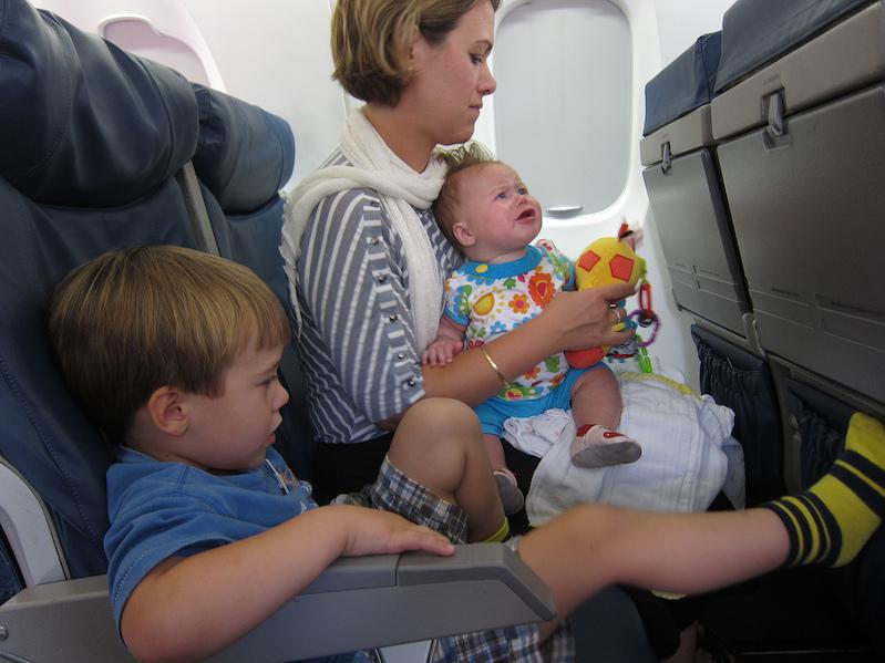 3 vị trí tốt nhất cho trẻ em khi đi máy bay, vừa an toàn vừa tiện cho cha mẹ - Ảnh 1