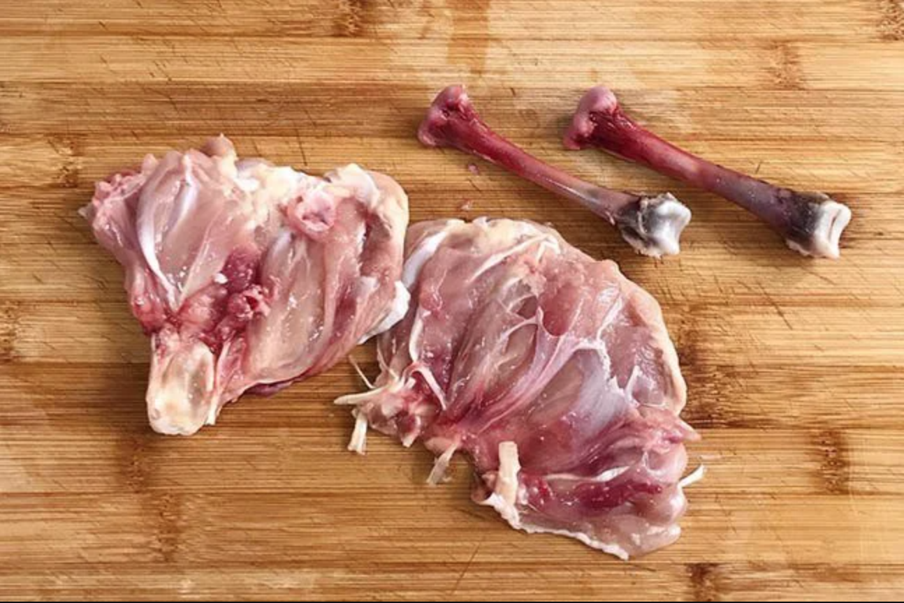 Bạn nên chọn phần thịt gà rút xương vì thịt mềm và ngon hơn.