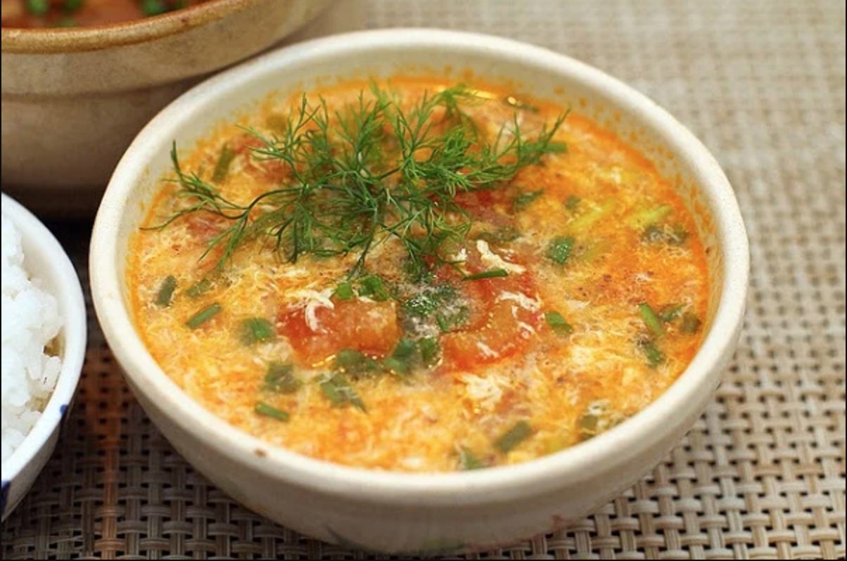 Cách nấu món canh cà chua trứng đúng điệu, ngon, nhanh và không tanh - Ảnh 4