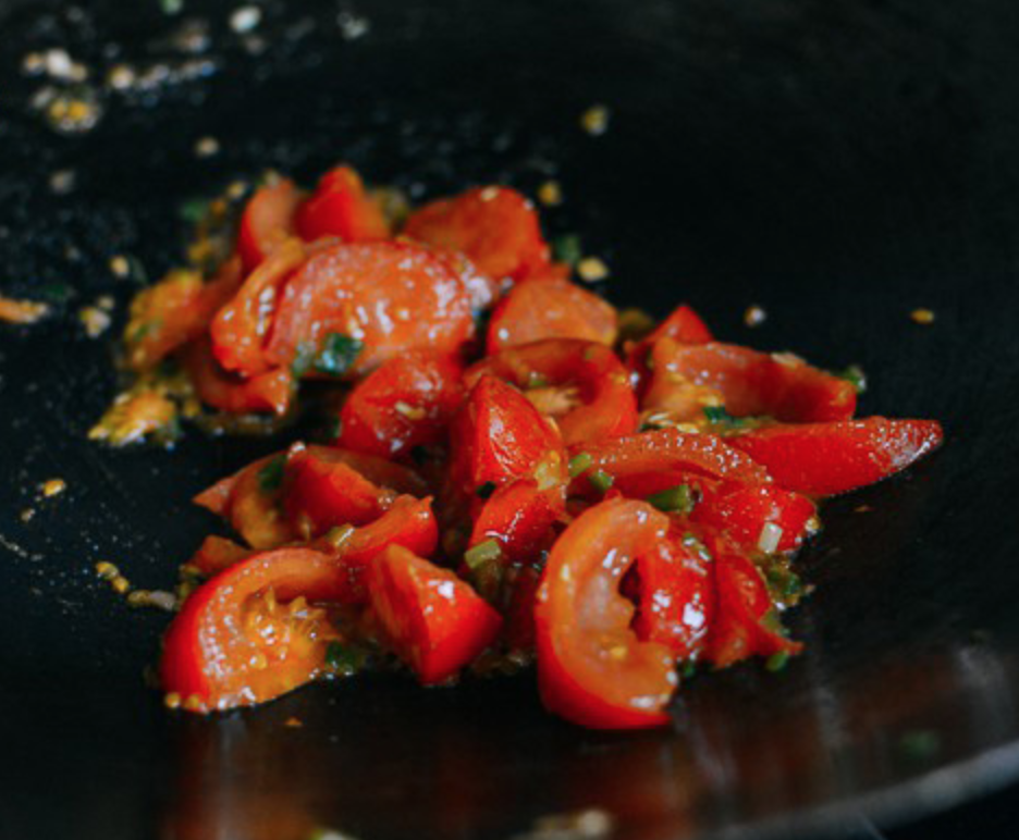 Bạn cần xào cho cà chua chín mềm trước khi nấu canh.