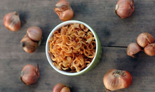 Cách làm hành phi bằng lò vi sóng, chỉ một loáng là có hành phi vàng ươm, giòn rụm