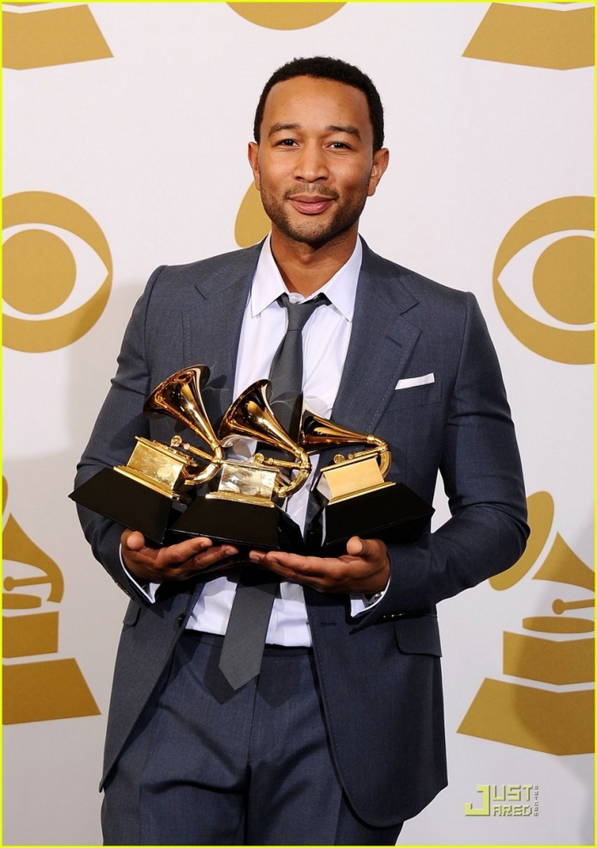 John Legend là nghệ sĩ da màu đầu tiên chiến thắng cả 4 giải thưởng danh giá là Grammy, Emmy, Oscars và Tony.