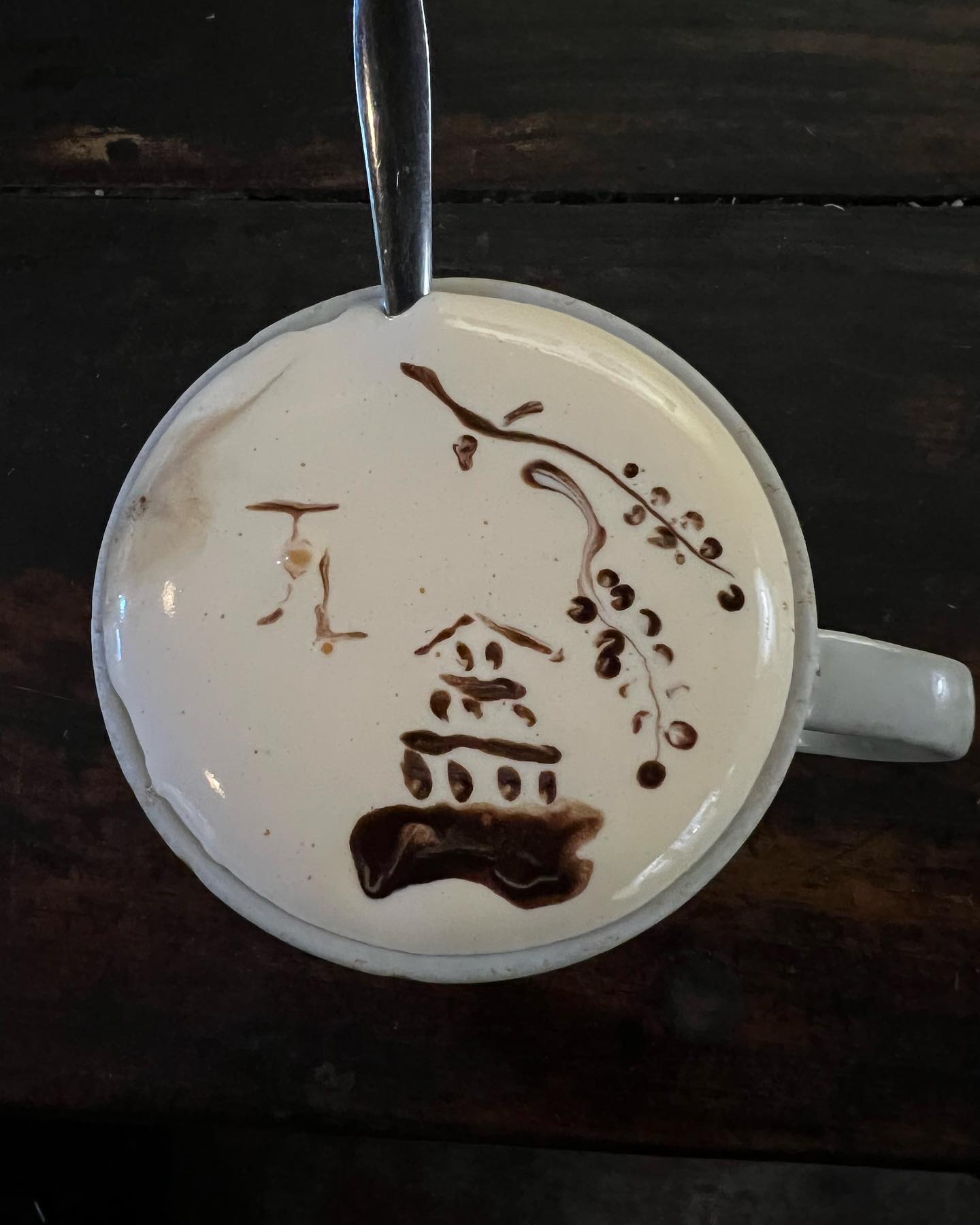 Cốc cà phê trứng có hình tháp Rùa và tên viết tắt của John Legend.