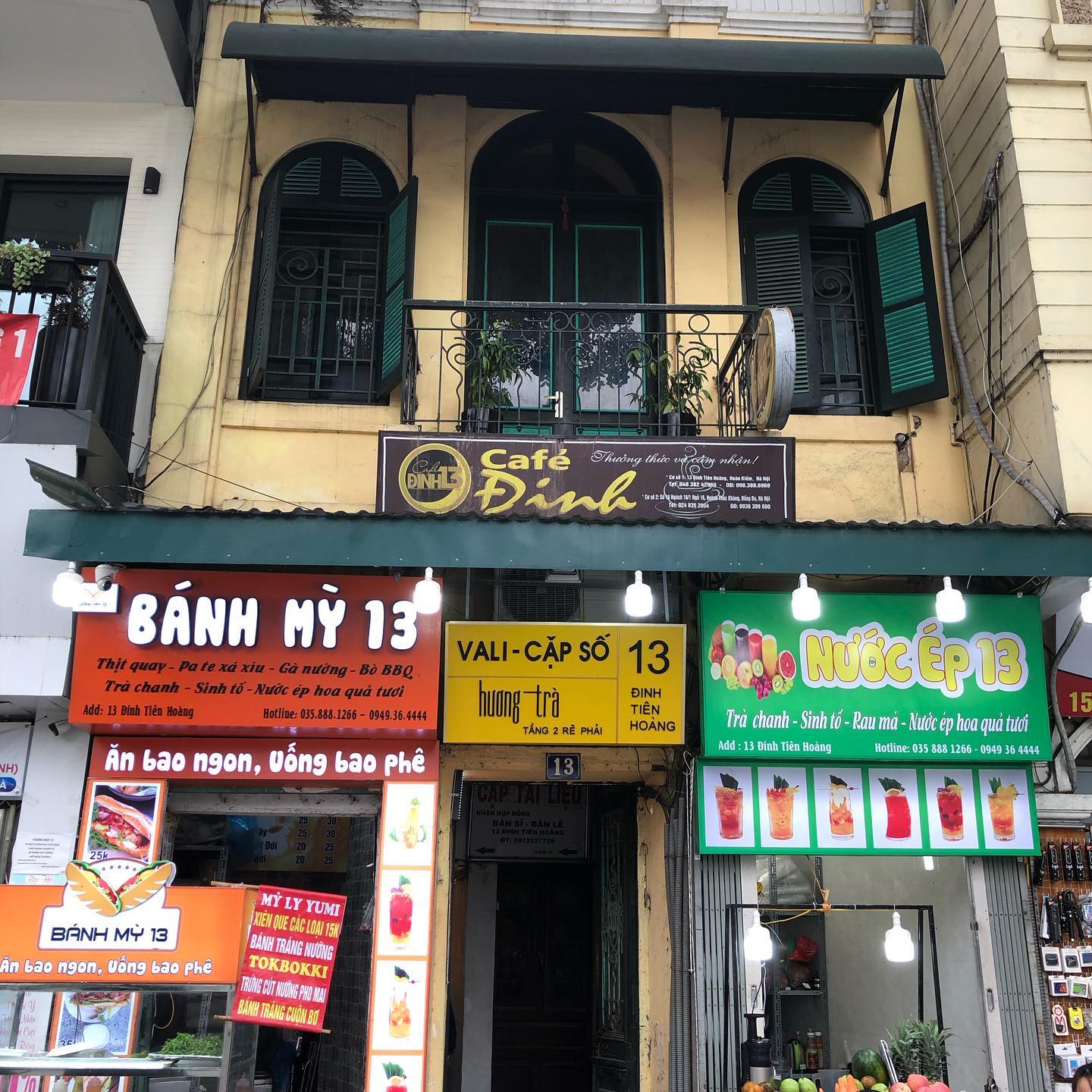 Café Đinh nằm trên tầng 2 của ngôi nhà nhỏ trên phố Đinh Tiên Hoàng. Ảnh: izou0301.
