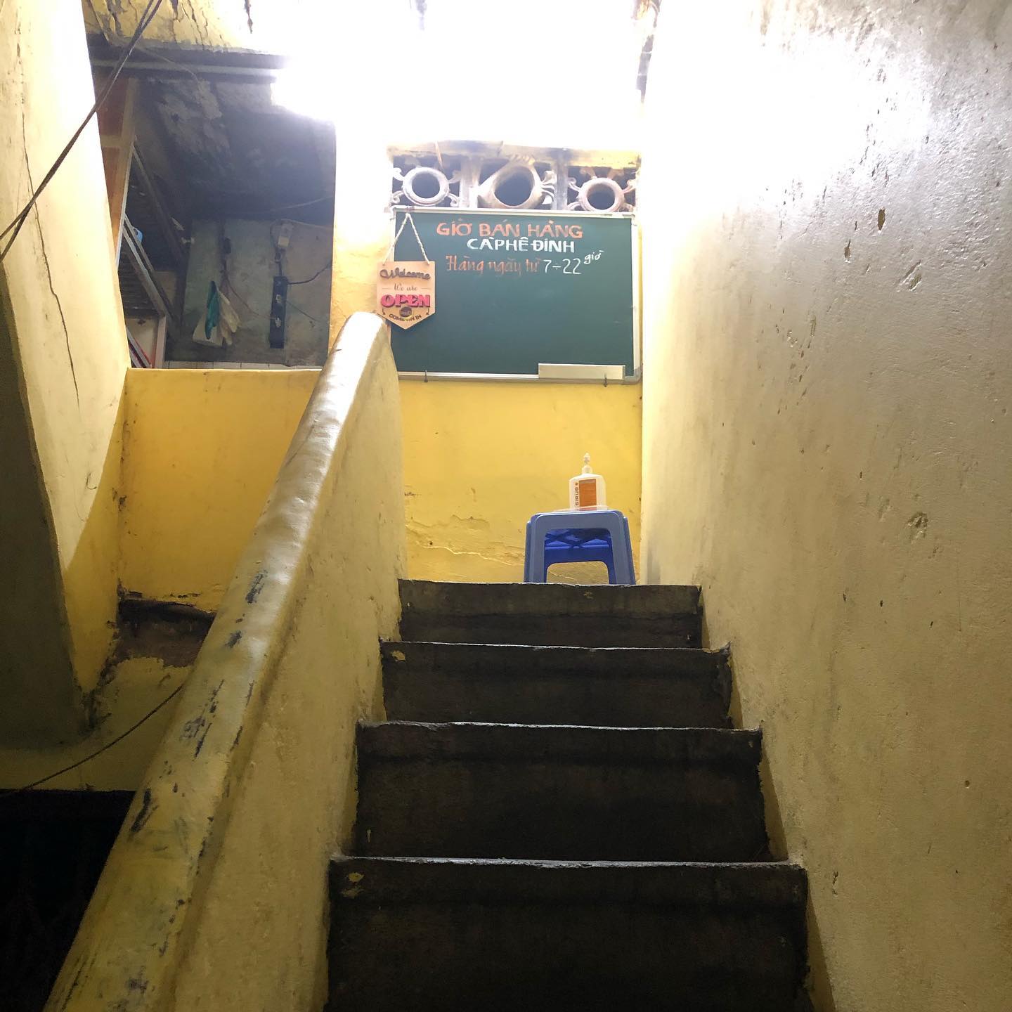 Những bậc cầu thang cũ dẫn lên quán. Ảnh: izou0301.