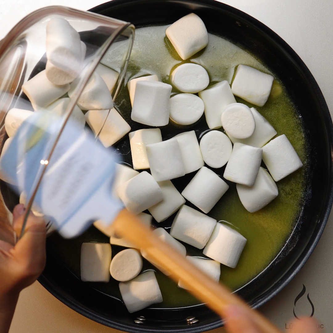 Đun nóng chảy bơ rồi cho kẹo marshmallow vào.
