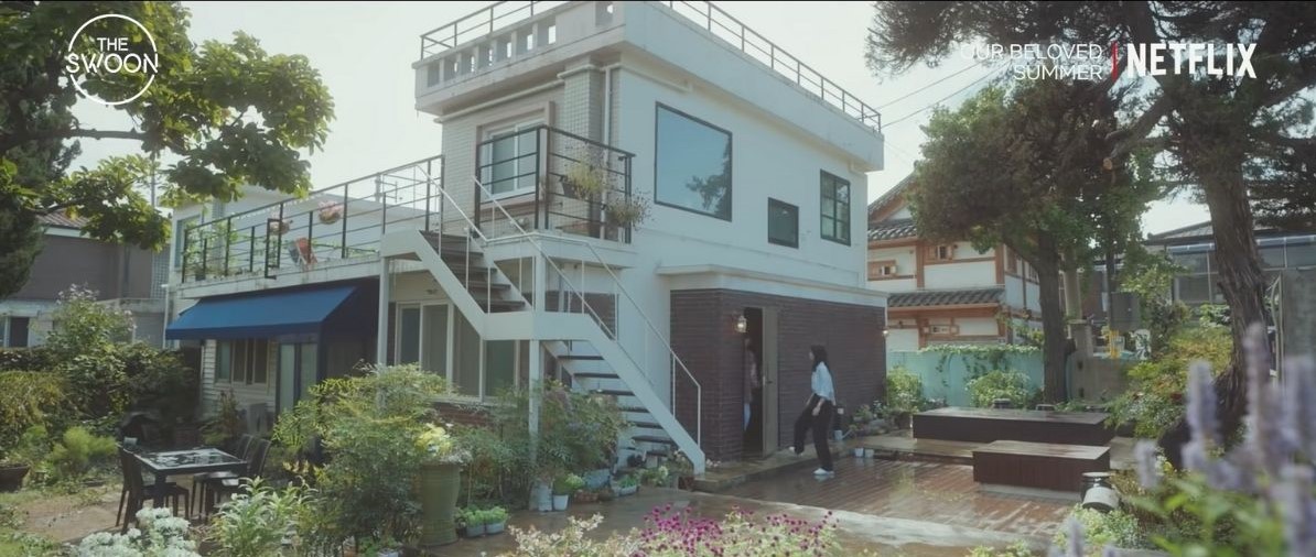 Ngôi nhà của Choi Woong trong phim. Ảnh: The Swoon.