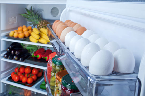 Dù để trứng ở cửa tủ lạnh khá tiện dụng nhưng thực tế đây là nơi bị mở ra đóng vào nhiều lần nên có nhiệt độ không ổn định, không phù hợp để bạn bảo quản trứng.