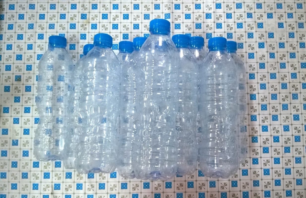 Bạn cần chuẩn bị chai nhựa khoảng 500 ml.