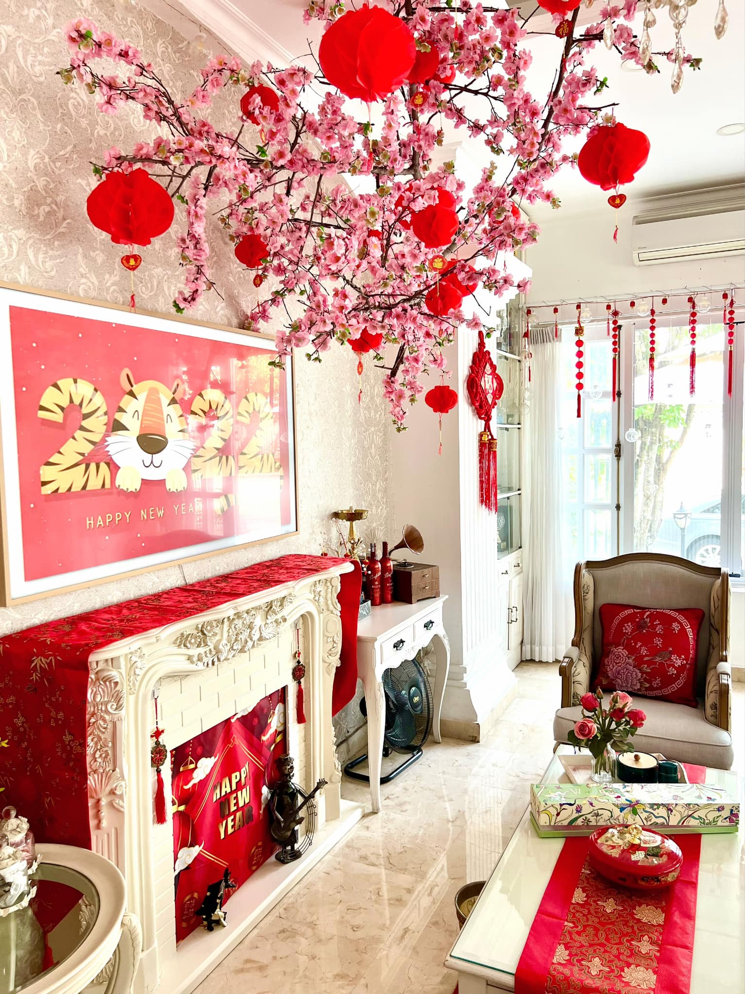 Sắc đỏ ngập tràn căn phòng của gia đình cựu người mẫu Thuý Hạnh.