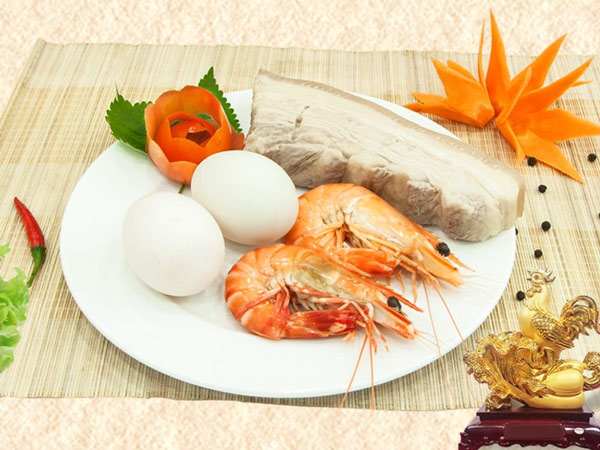 Bộ Tam Sên trong ngày vía Thần Tài thường gồm có thịt luộc - trứng luộc - tôm luộc.