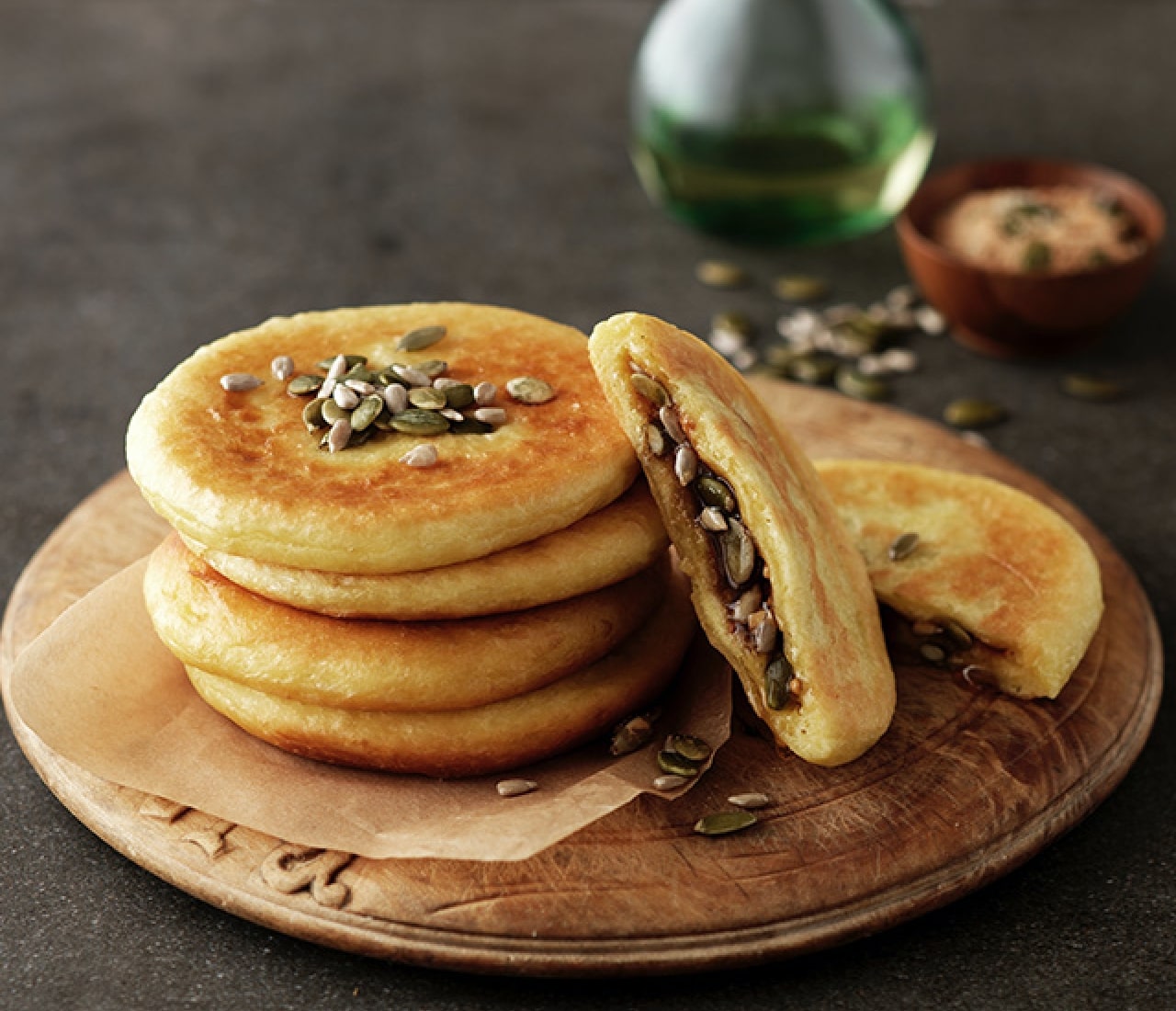 Hotteok, món bánh đường phố càng lạnh càng được ưa chuộng ở Hàn Quốc