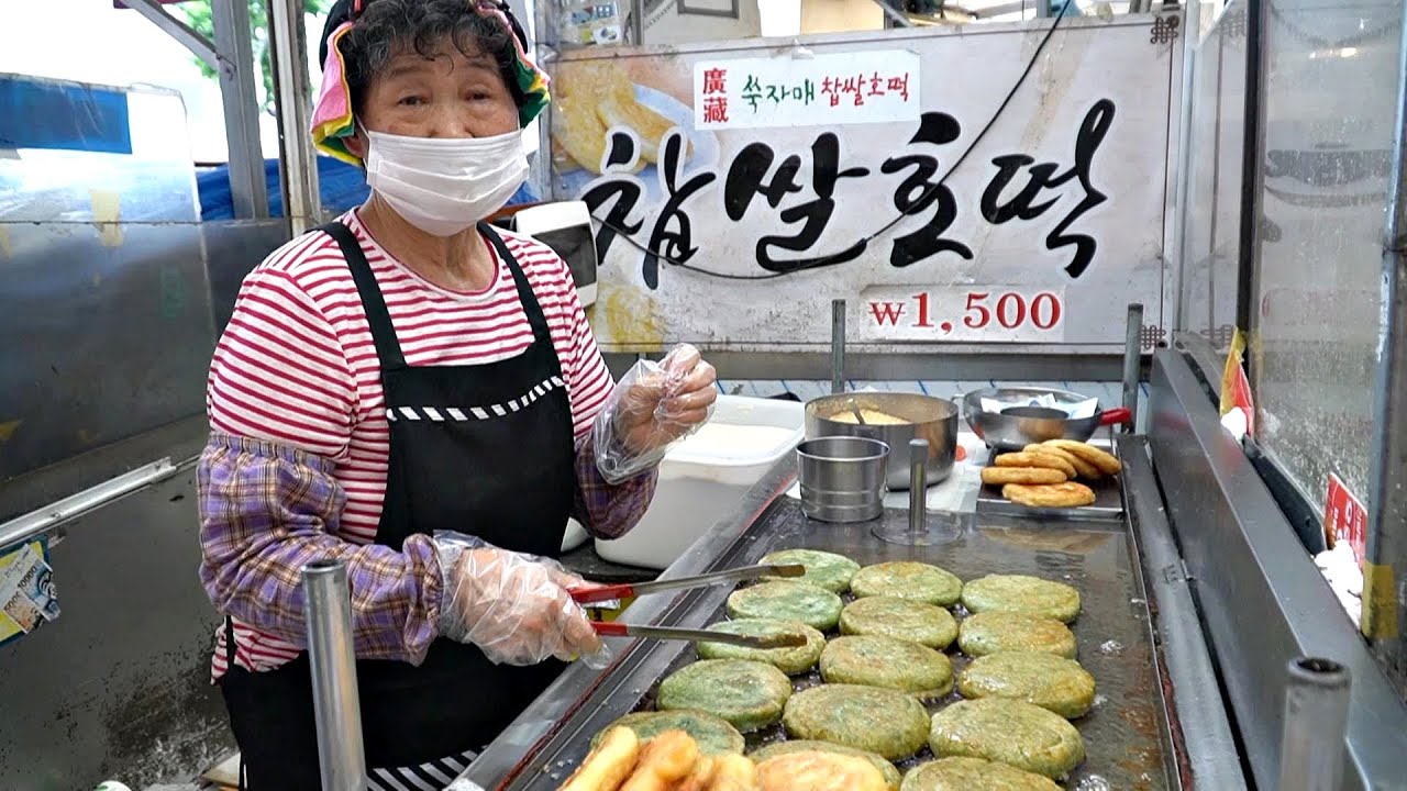 Bạn sẽ dễ dàng tìm thấy các quầy bán bánh Hotteok ở Hàn Quốc.