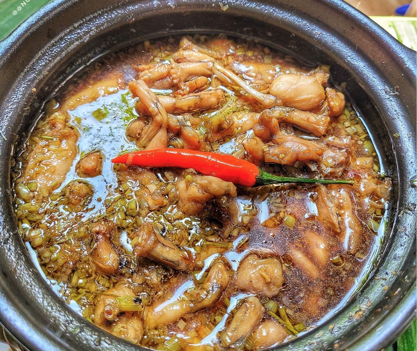 Cách làm ếch kho sả ớt thơm ngon, ngày mưa lạnh ăn kèm cơm nóng ngon “hết sảy”