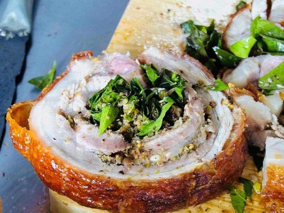 Cách làm heo quay lá mắc mật bì giòn, thịt mềm mọng, thơm lừng