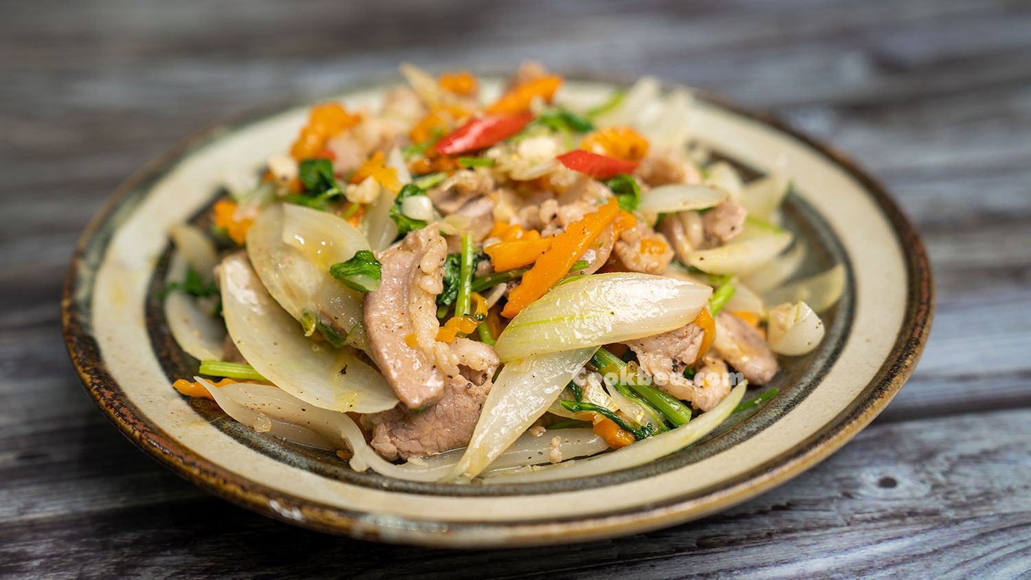 Cách làm thịt heo xào hành tây giòn ngọt nhanh chóng cho ngày đầu tuần bận rộn